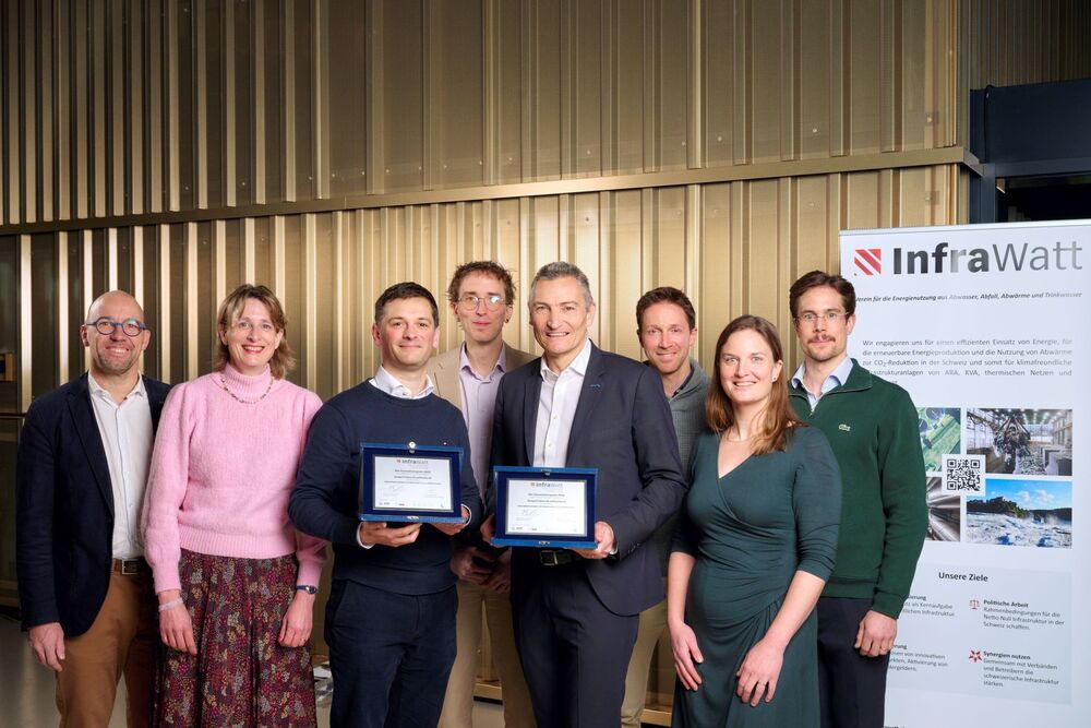 Stellvertretend für die drei Sieger des infraWatt-Innovationspreises hier das Gruppenbild zum Projekt Englisberg/Schiffenensee von Groupe E und ExerGO: infraWatt-Präsident Stefan Müller-Altermatt, TNS-Präsidentin Céline Weber, Alberto Mian, Timothée Demierre, Pascal Abbet, Guillaume Cuvillier, Laure Deschaintre (infraWatt) und Philippe von Holzen. 